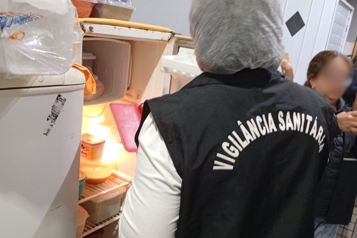 Vigilância Sanitária notifica pizzarias em Guarujá (SP)