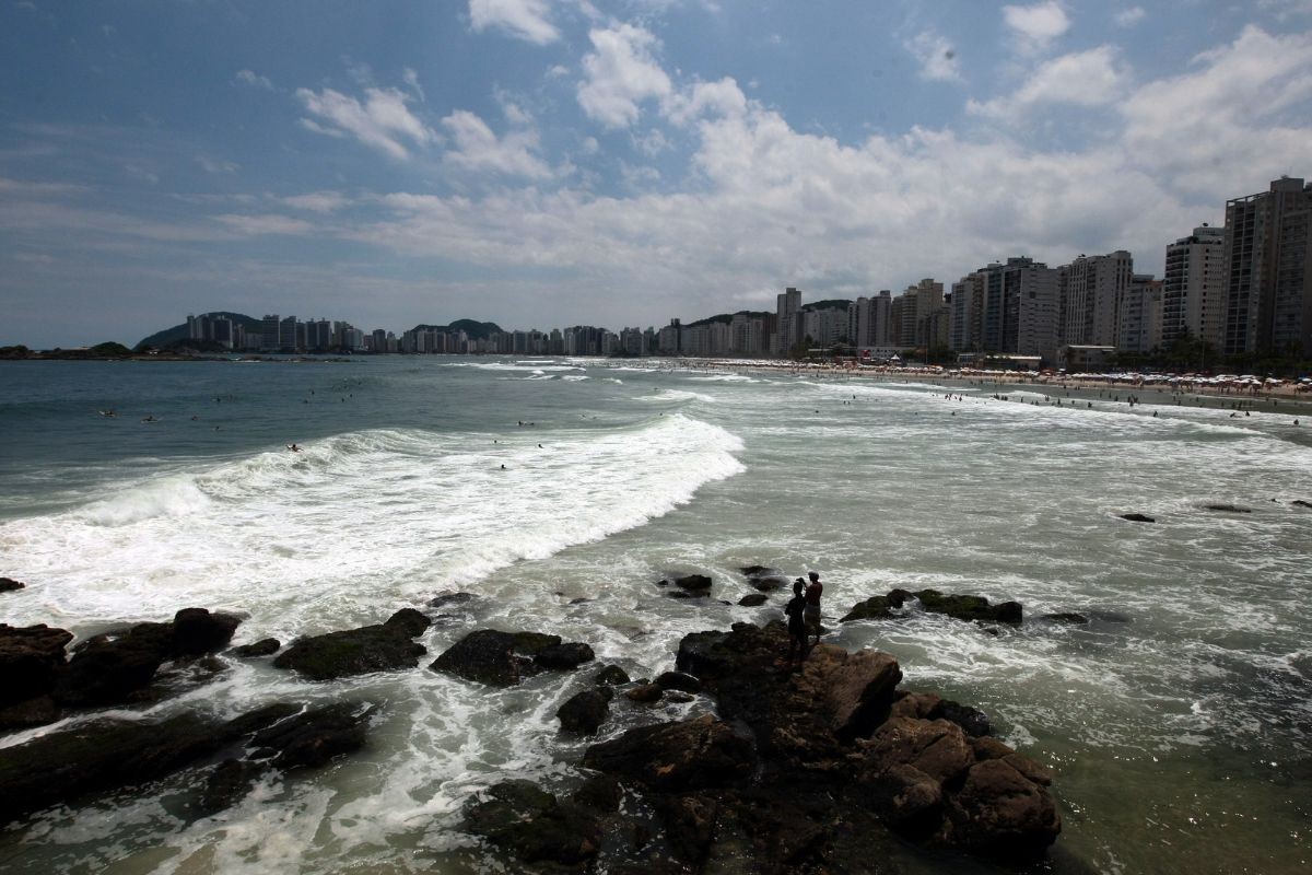 Adolescente boliviano é resgatado sem sinais vitais no mar de Guarujá, SP
