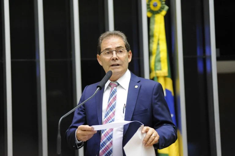 Após promessa de parecer sobre anistia, Paulinho da Força desaparece da Câmara