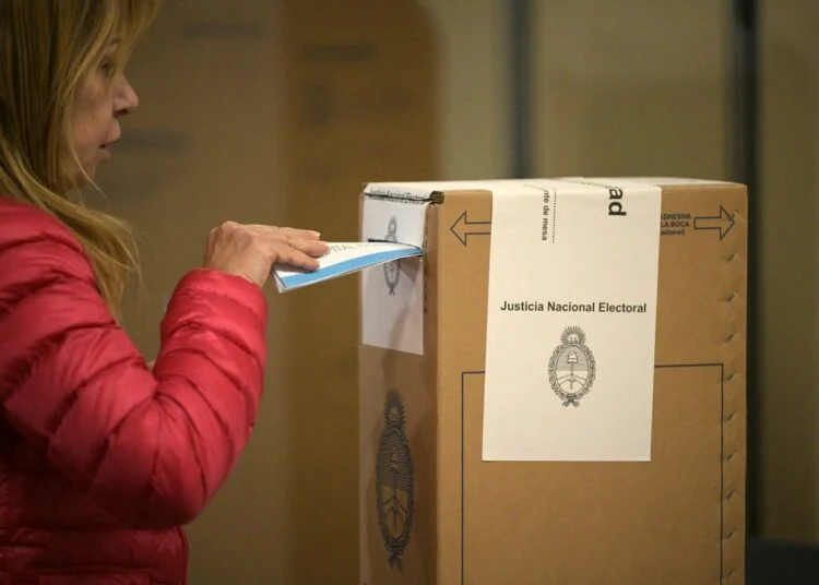 Argentina encerra votação legislativa com baixa participação de eleitores