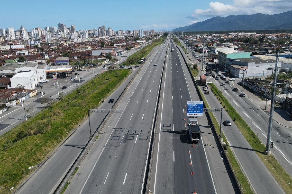 Caminhão atropela e mata três cavalos em rodovia no litoral de SP