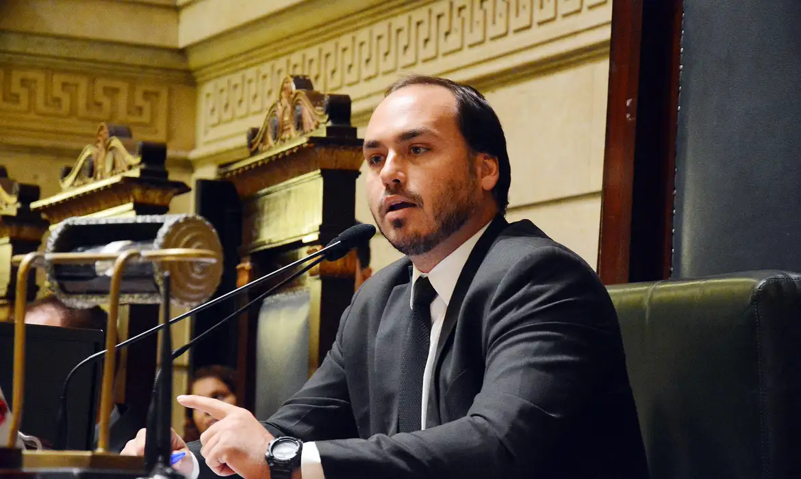 Carlos Bolsonaro confirma candidatura ao Senado e amplia crise na direita de SC