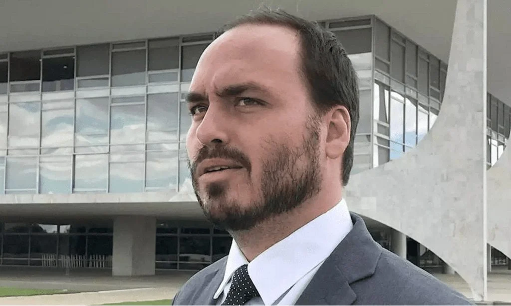 Carlos Bolsonaro planeja renunciar à Câmara do RJ e mudar para SC por mandato no Senado