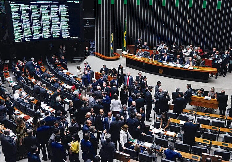 Comissão da Câmara aprova projeto que corta ‘Bolsa Milionário’
