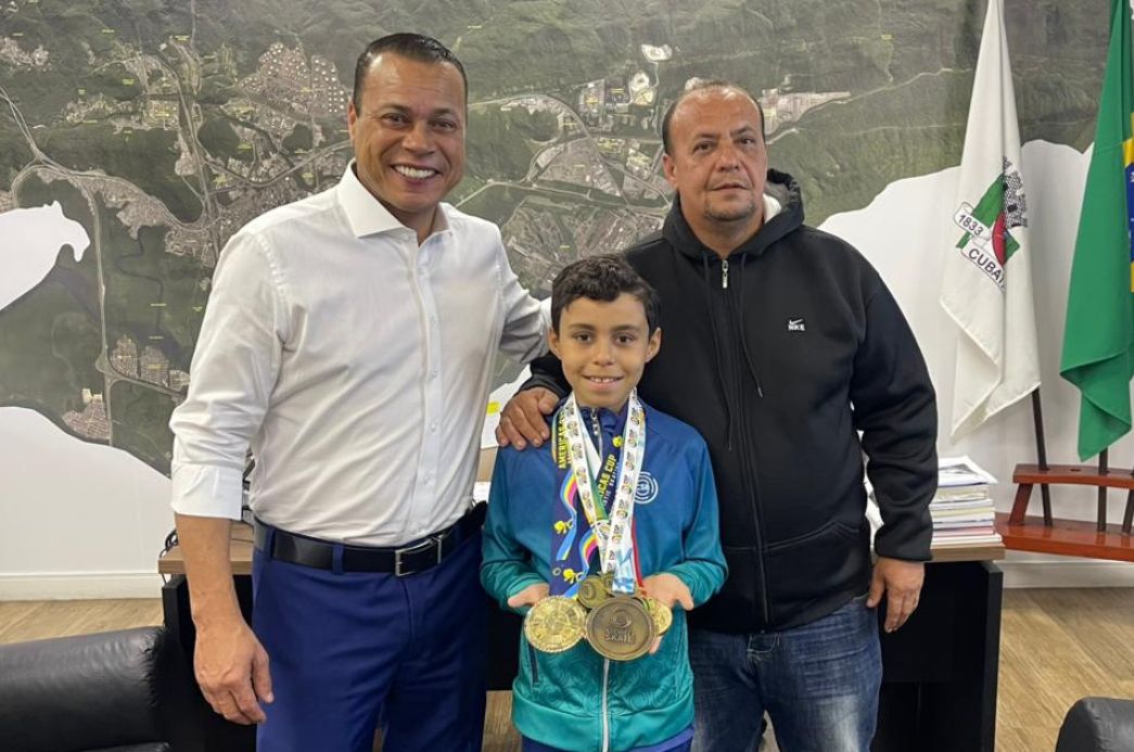 Prefeitura de Cubatão recebe visita de jovem campeão mundial de patinação artística da cidade