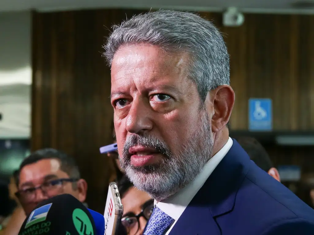 Lira acolhe só três emendas e rejeita 96 no parecer do PL do Imposto de Renda