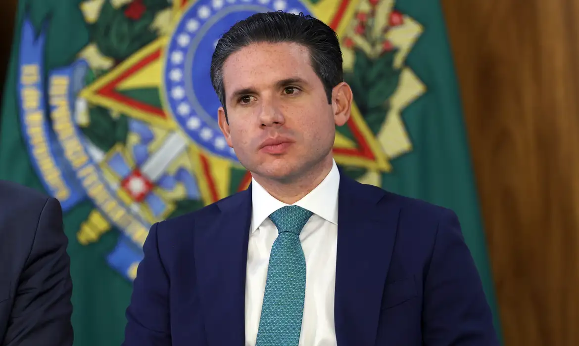Funcionária fantasma em gabinete de Motta acumulou salário na Câmara com o de médica