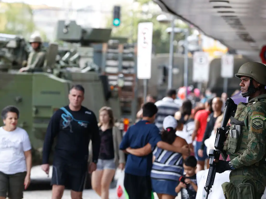 Governo Lula envia ministros ao RJ e não descarta intervenção após 64 mortes em operação