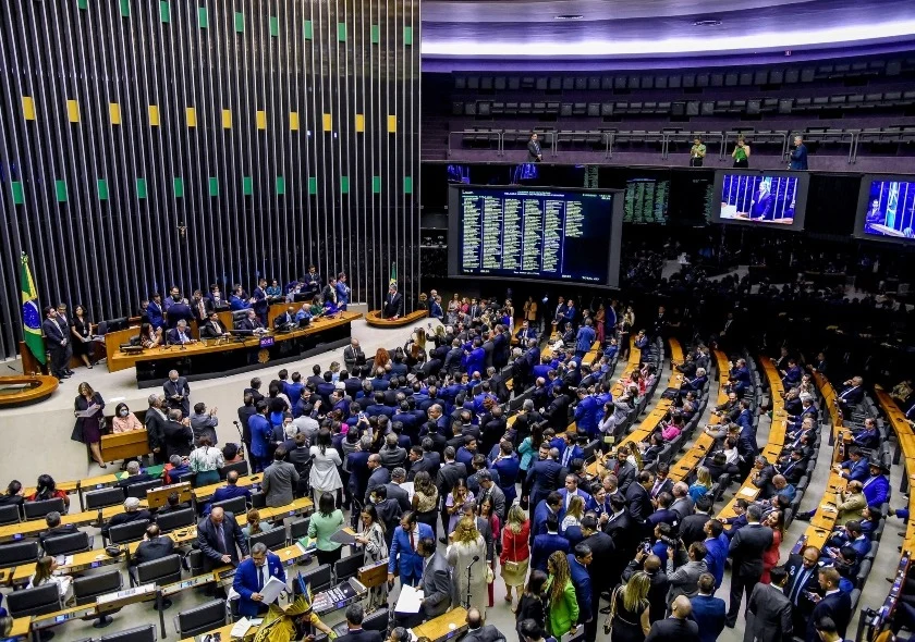 Governo exonera aliados de deputados que votaram contra MP do IOF