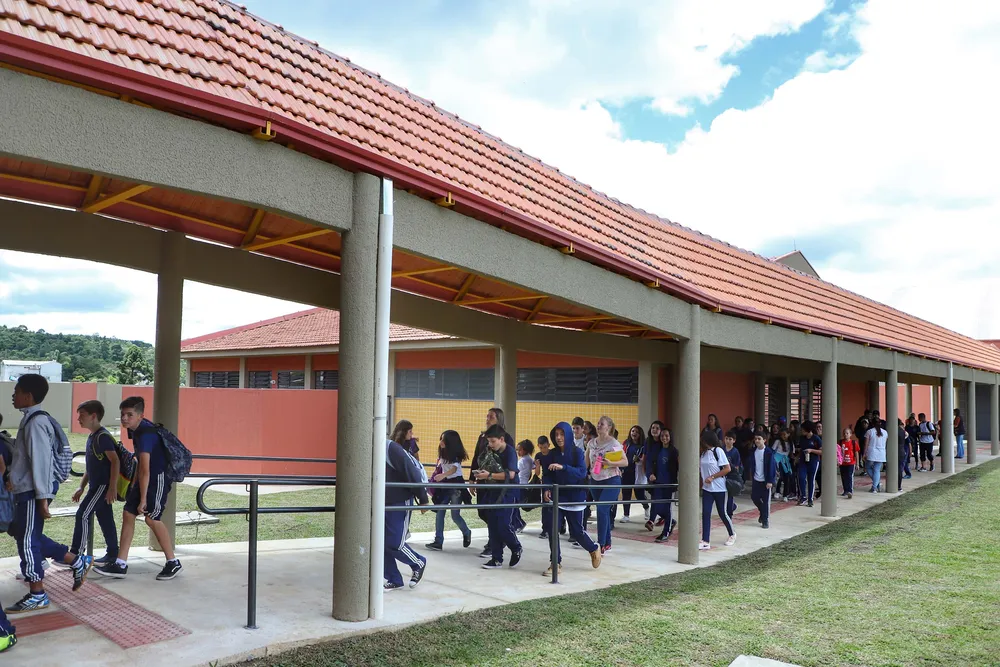 Jovem é presa por ameaçar de morte e planejar sequestro de professora no PR