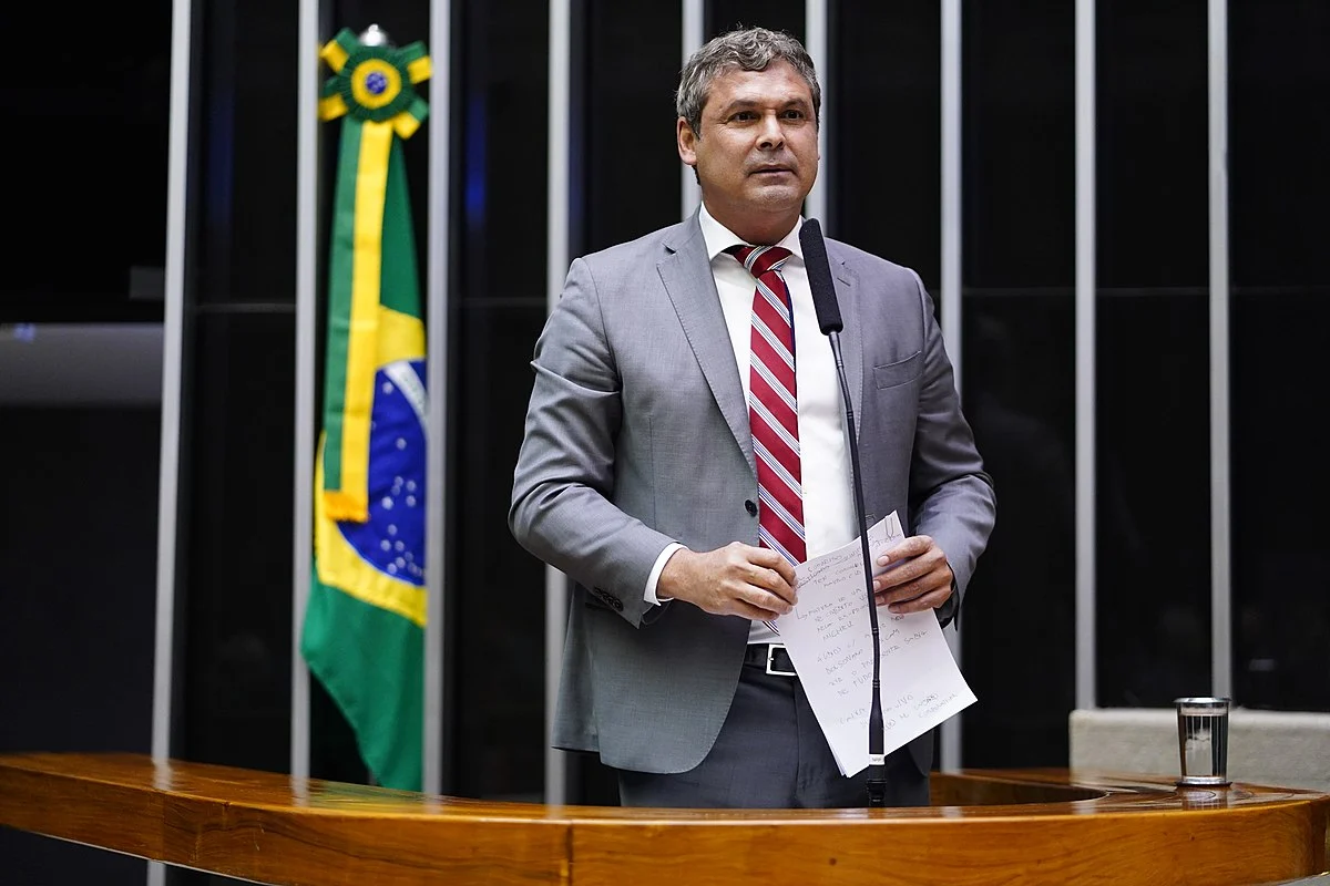Lindbergh vai recorrer contra arquivamento de processo de Eduardo Bolsonaro