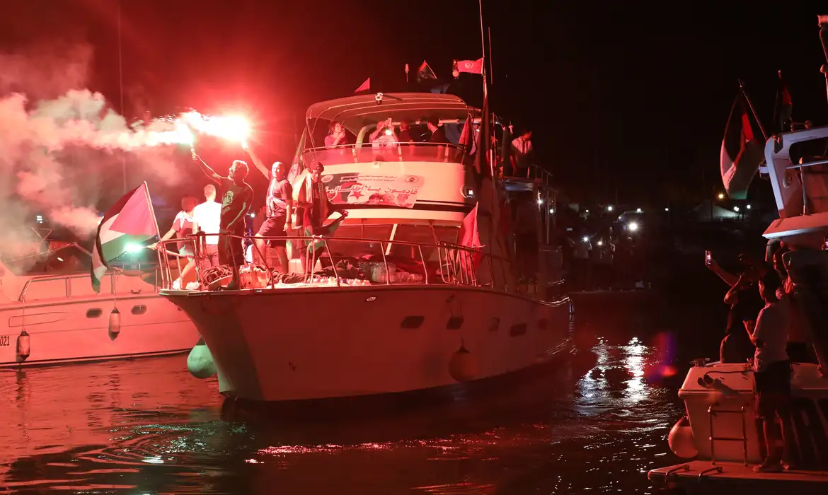 Lula diz que Israel viola leis ao interceptar flotilha com brasileiros
