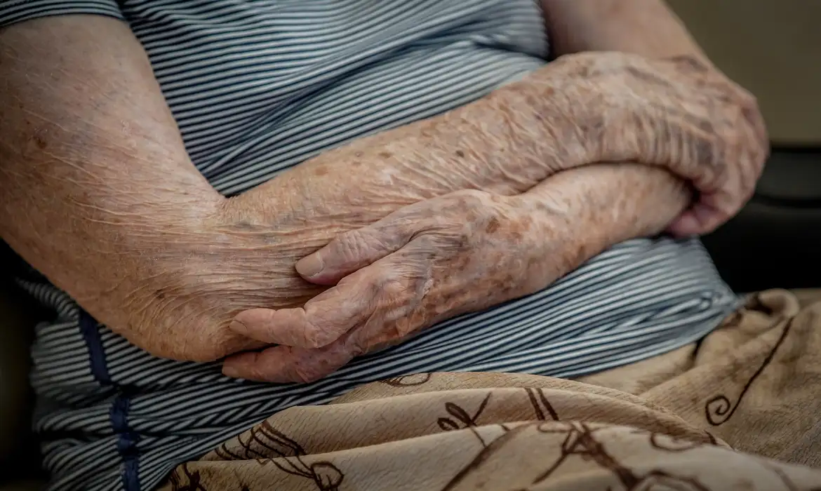 Mulher de 79 anos é resgatada em condição análoga à escravidão após 50 anos