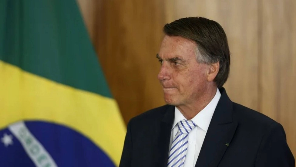 Bolsonaro passa por nova cirurgia após soluços voltarem; equipe avalia ampliar internação