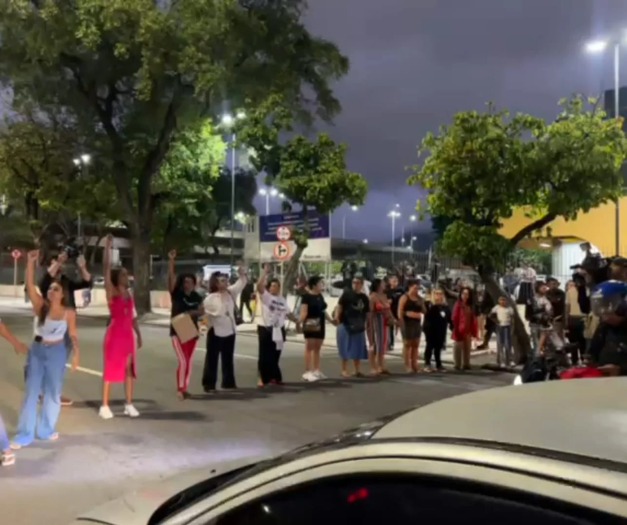 Protesto de parentes dos mortos em chacina do RJ fecha avenida em frente ao IML