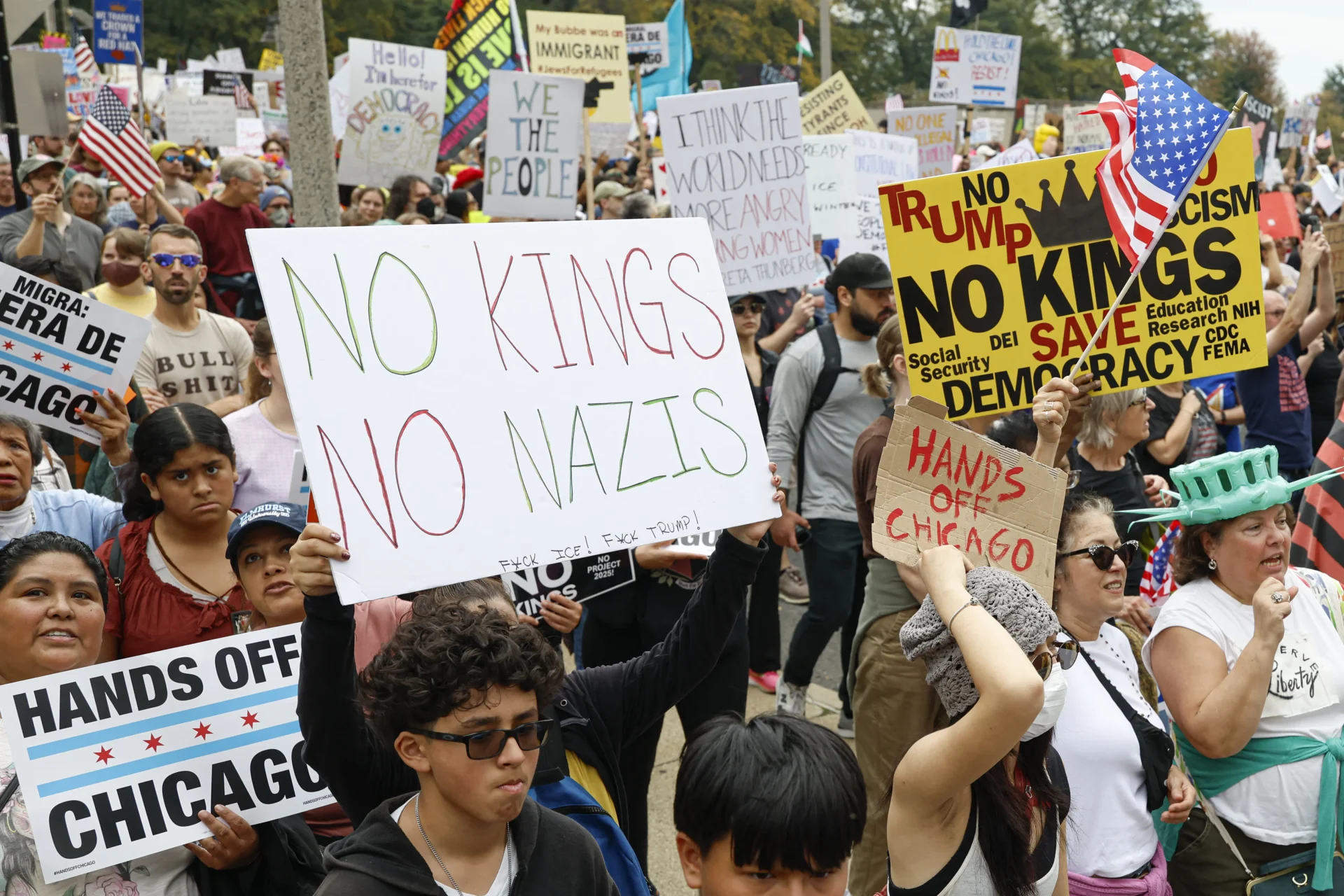 Protestos contra Donald Trump nos EUA reúnem multidões em mais de 2.500 atos pelo país