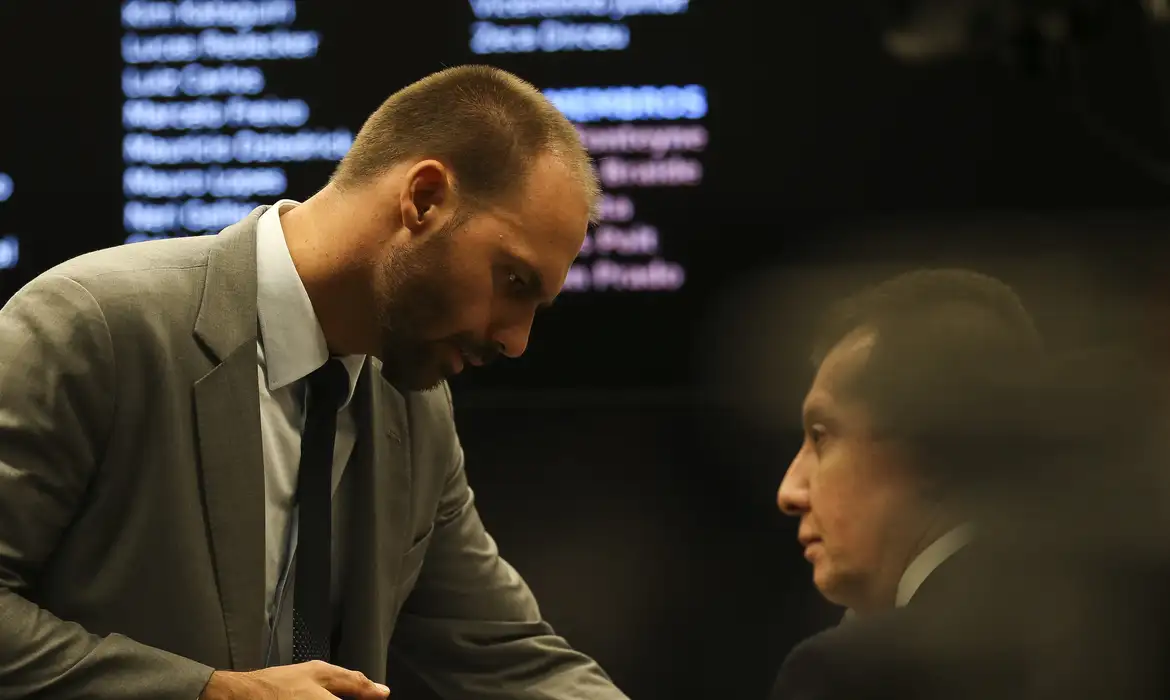 Sem defesa, Moraes manda DPU representar Eduardo Bolsonaro
