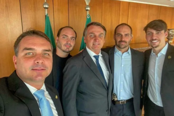 Bolsonarismo sofre 2ª tentativa de debandada, e filhos de ex-presidente reagem