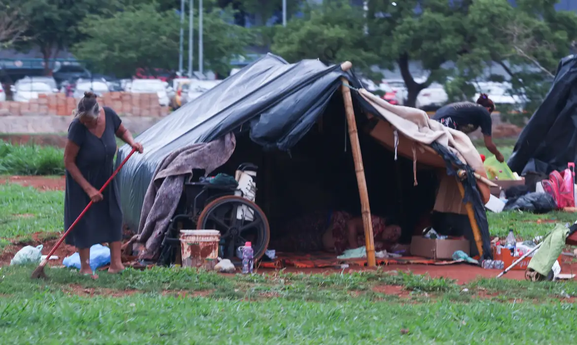 Câmara de BH aprova apoio a retorno de morador de rua à terra natal