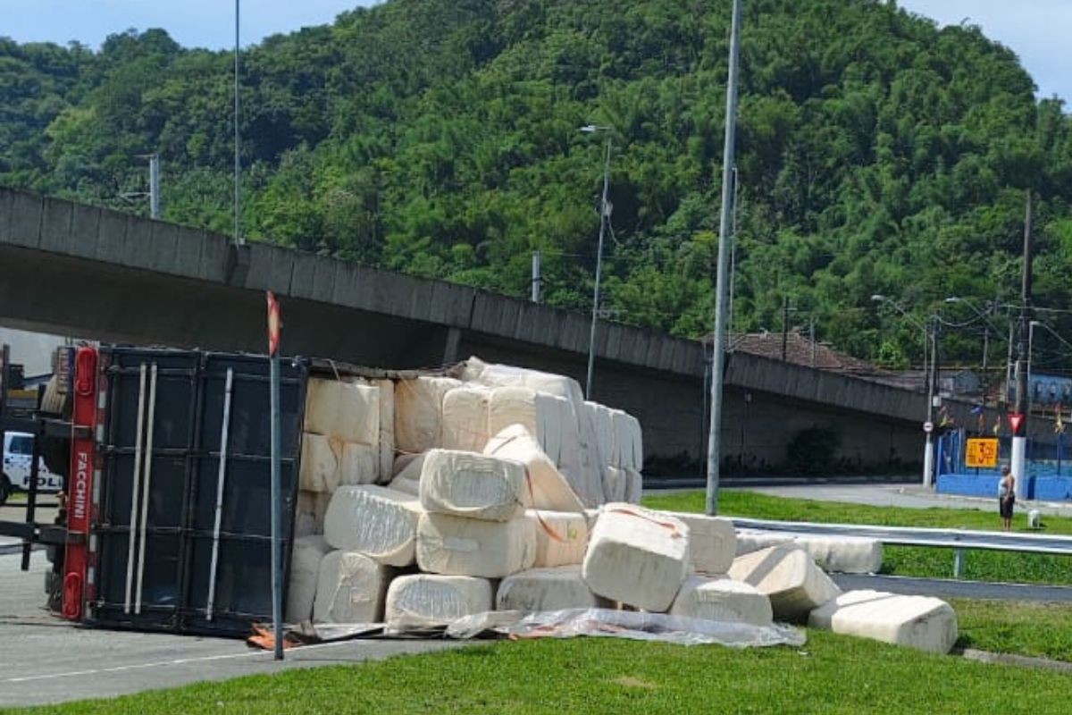 Caminhão carregado de algodão tomba em Santos e motorista fica ferido