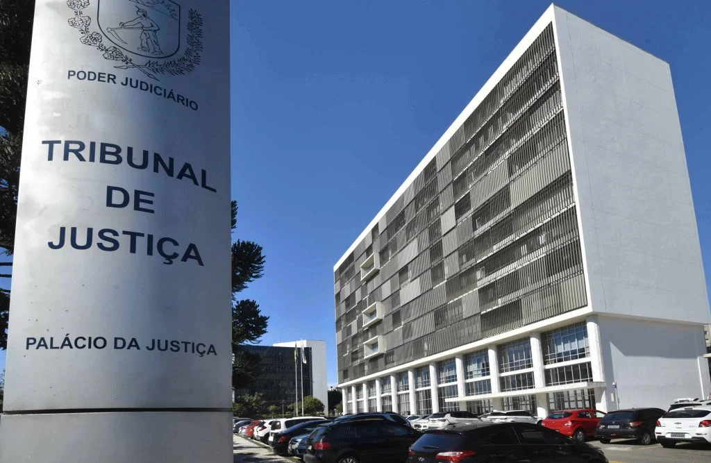 Casal desiste de adoção, abandona criança em fórum e é condenado pela Justiça do PR
