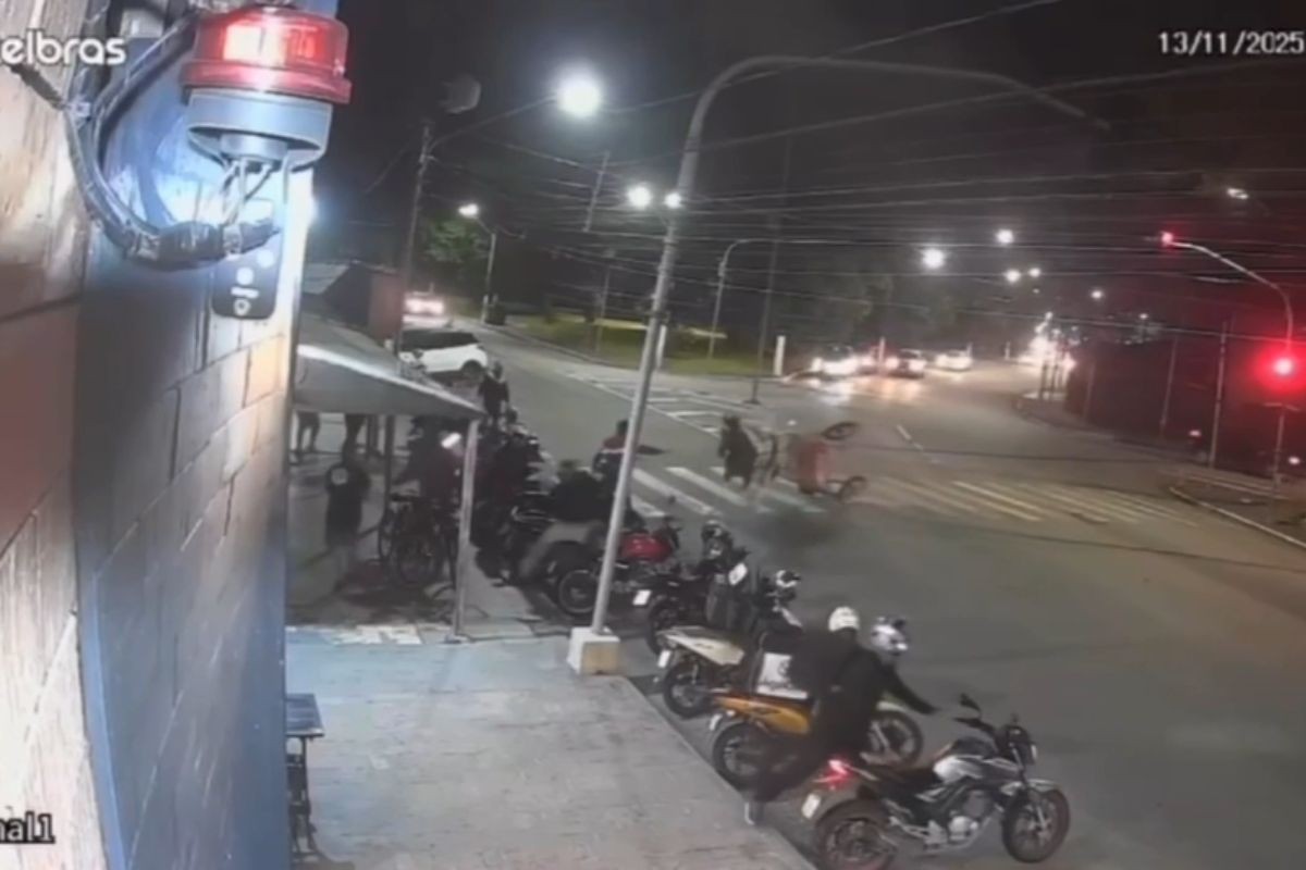 Cavalo desgovernado com charrete causa acidentes e transtornos no litoral de SP; VÍDEO