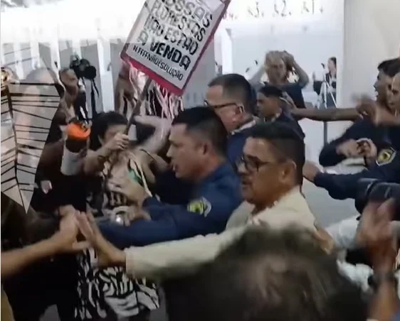 Com gritos para ‘taxar milionários’, manifestantes invadem zona azul na COP30