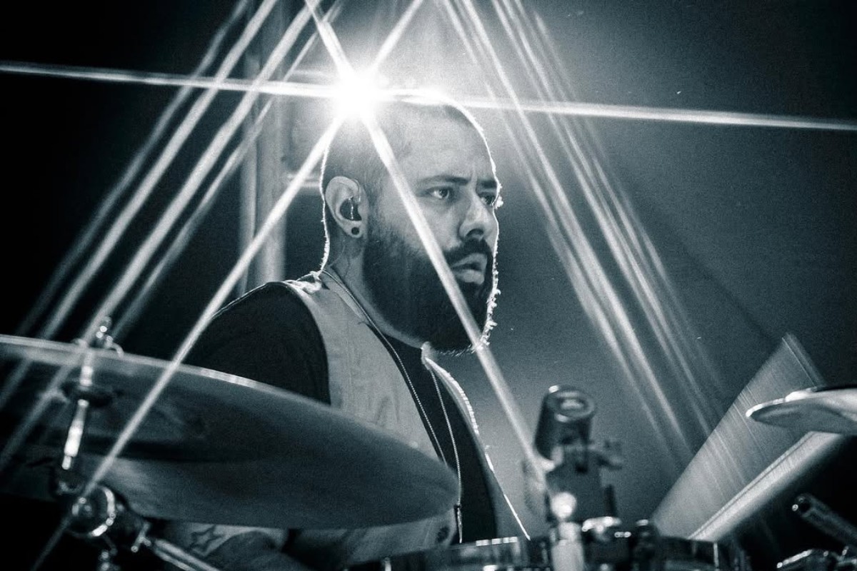 Do litoral de SP aos grandes palcos: baterista conquista plateias junto com Alexandre Pires e Maroon 5