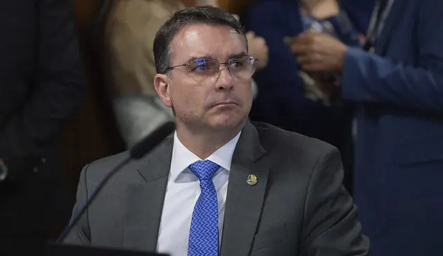 Flávio Bolsonaro viajou com a família em jatinhos cedidos por empresários, diz jornal