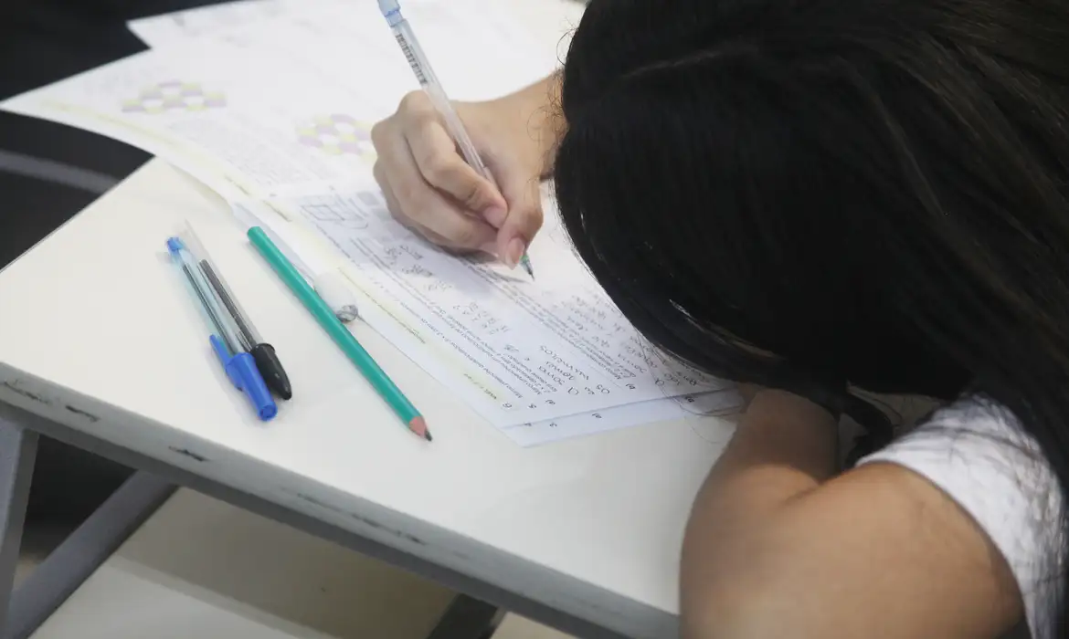 Fuvest anula questão de matemática após contestação de professores