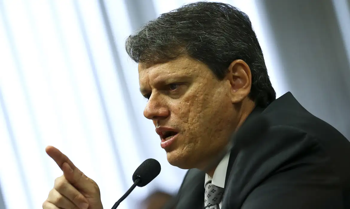Gestão Tarcísio quer dividir escolas de SP com mais de mil alunos em 2026