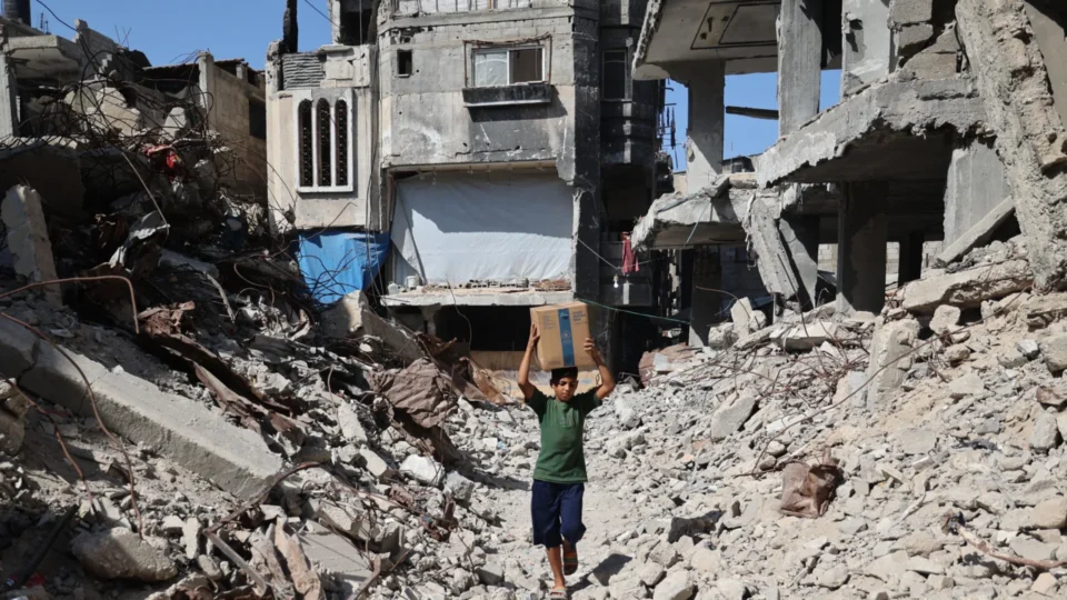Israel ataca Gaza pela terceira noite seguida e desafia cessar-fogo