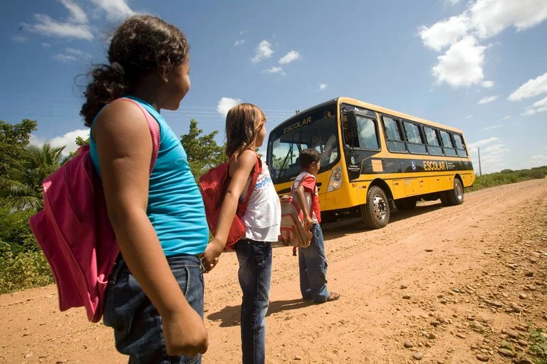 Lula sanciona lei que amplia programas de alimentação e transporte em escolas