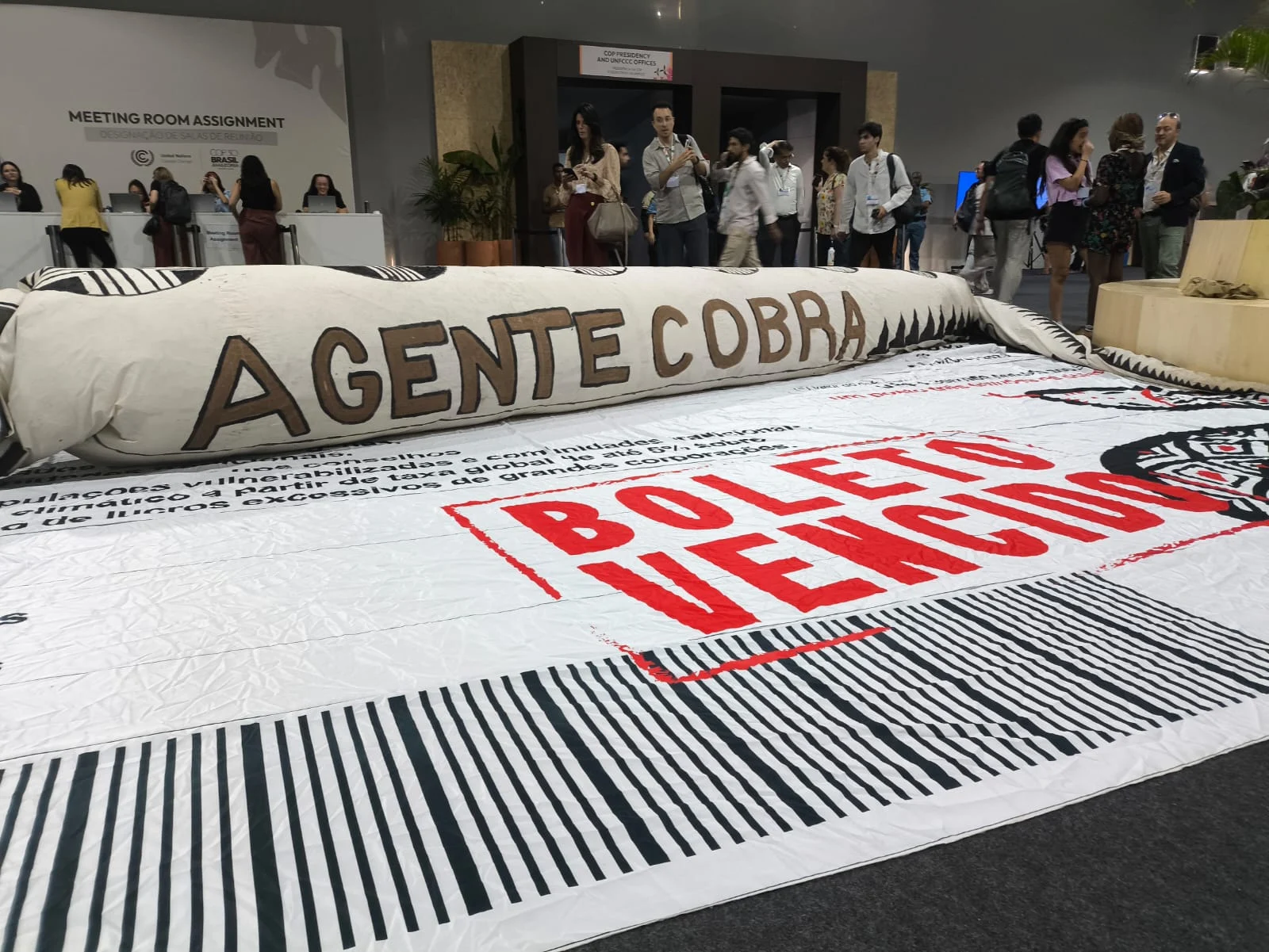 Manifestantes levam ‘boleto bancário’ para cobrar compromissos dos países ricos na COP