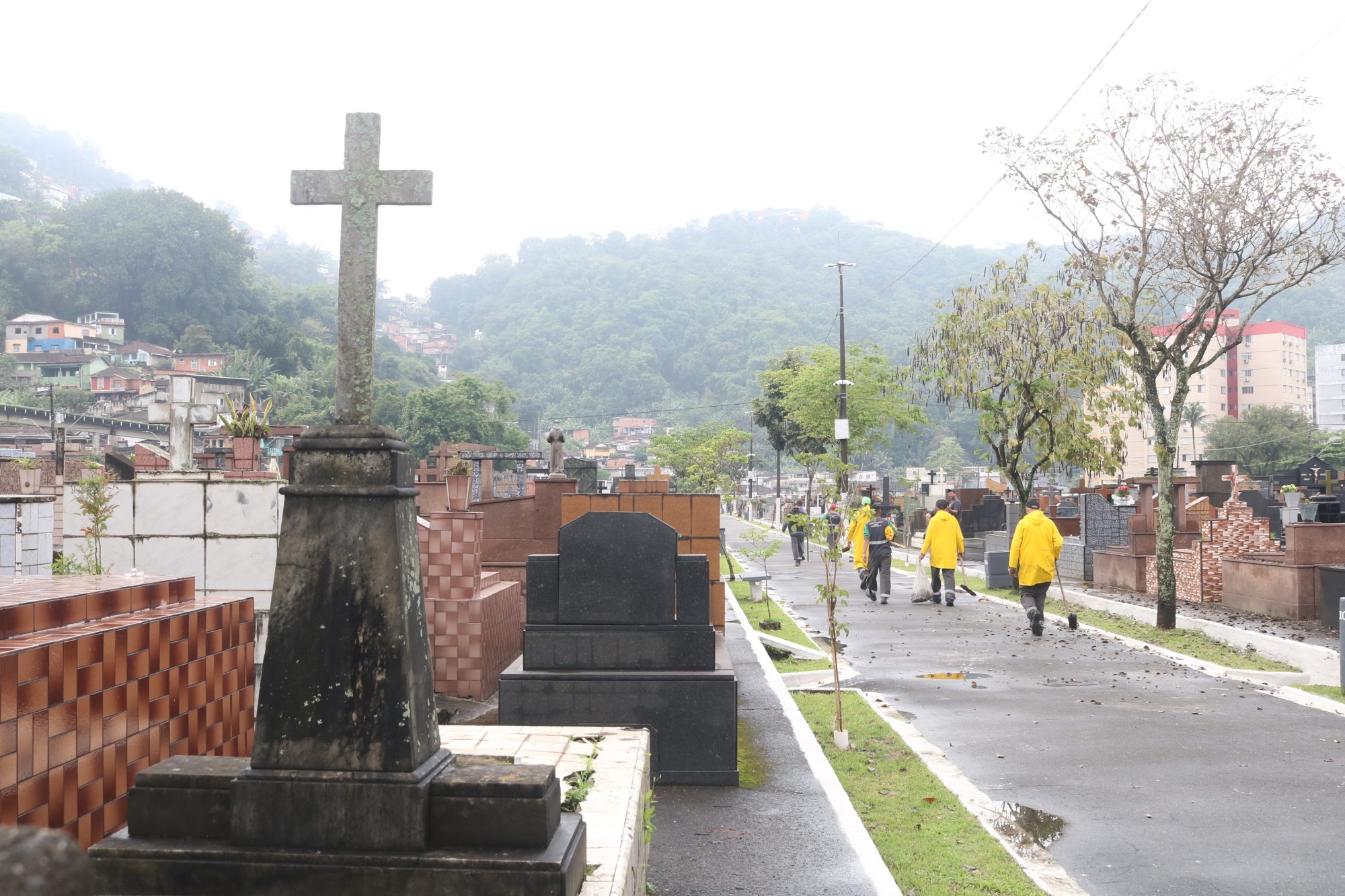 Missas e atrações nos cemitérios