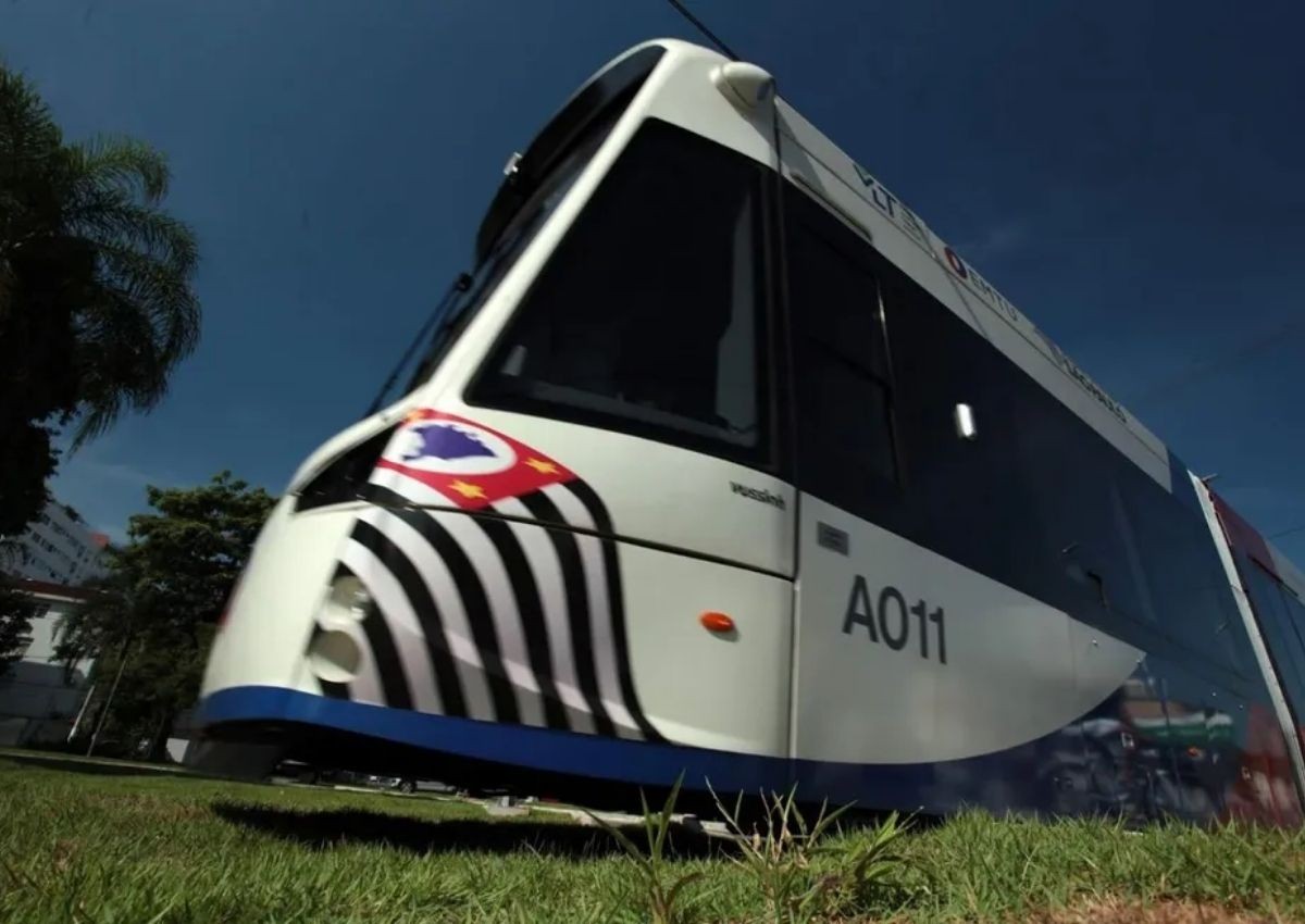 Novo trecho do VLT começa a funcionar em Santos, SP