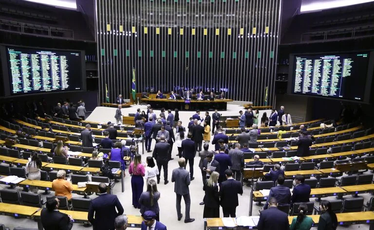 Oposição teme que Bolsonaro em casa interfira em campanha de Flávio e dificulte acordos