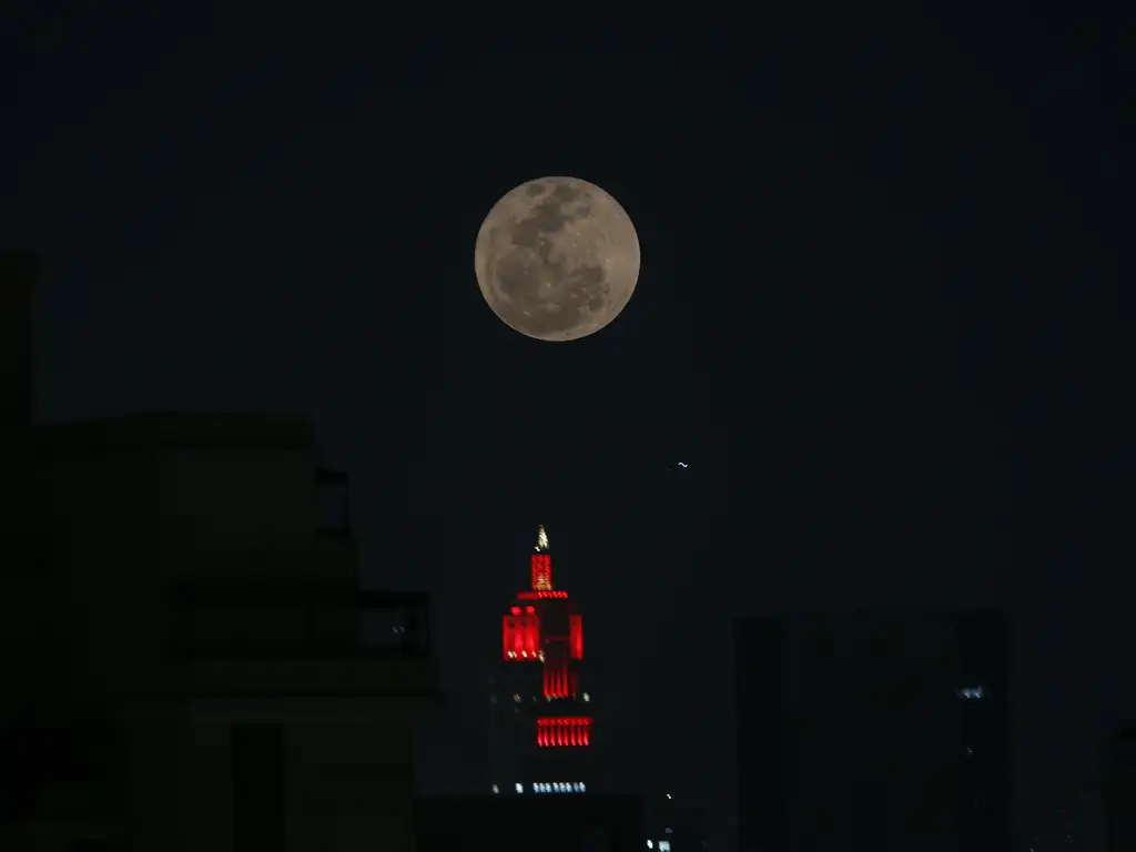 Superlua, chuva de meteoros e encontros celestes marcam o céu de novembro