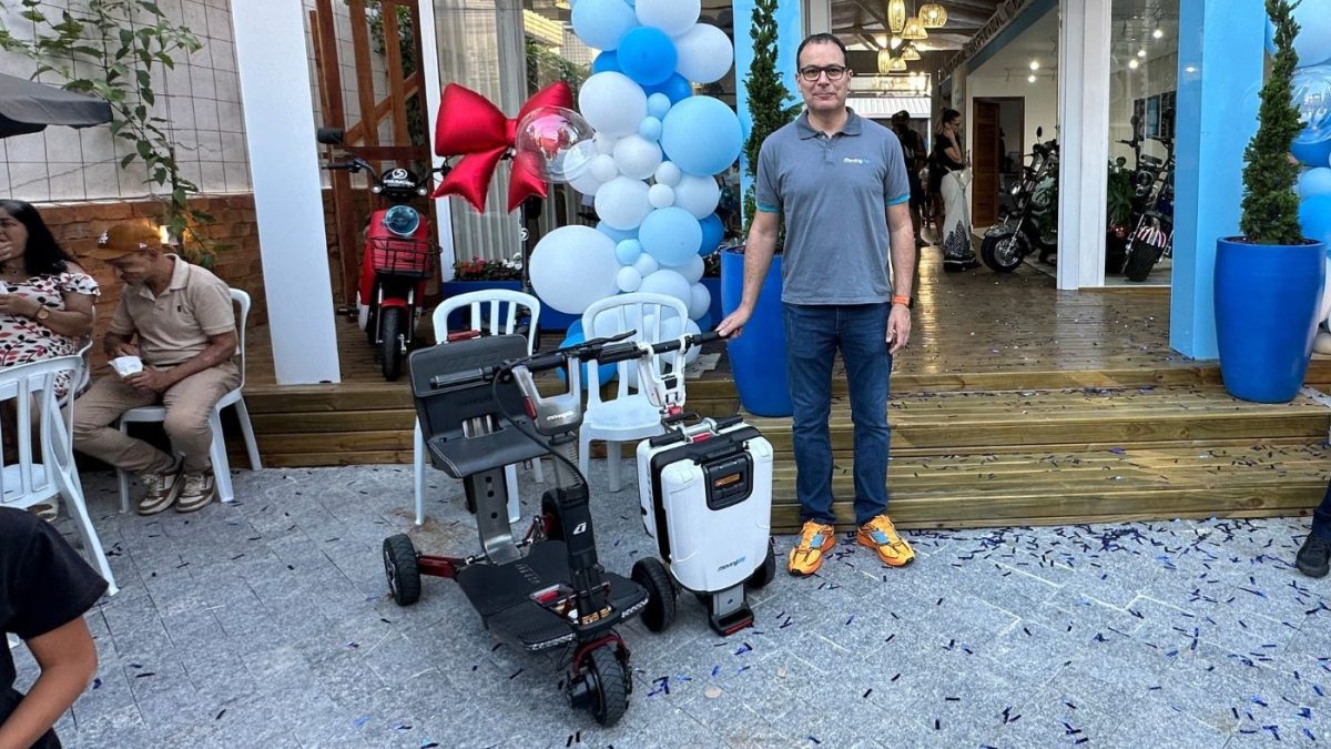 a scooter elétrica que vira mala de viagem