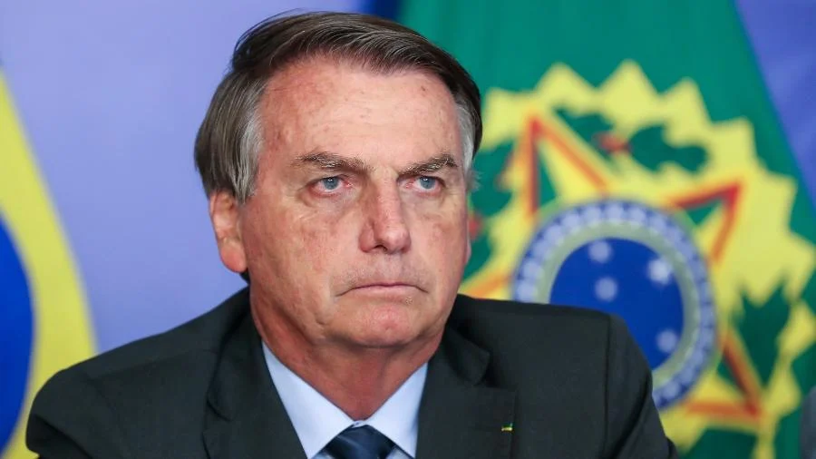 Bolsonaro deixa prisão para passar por cirurgia em hospital em Brasília