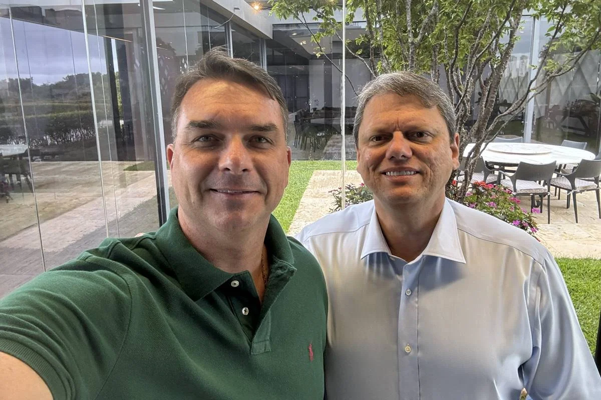 Centrão mantém preferência por Tarcísio, e ala vê possibilidade de Flávio não manter candidatura