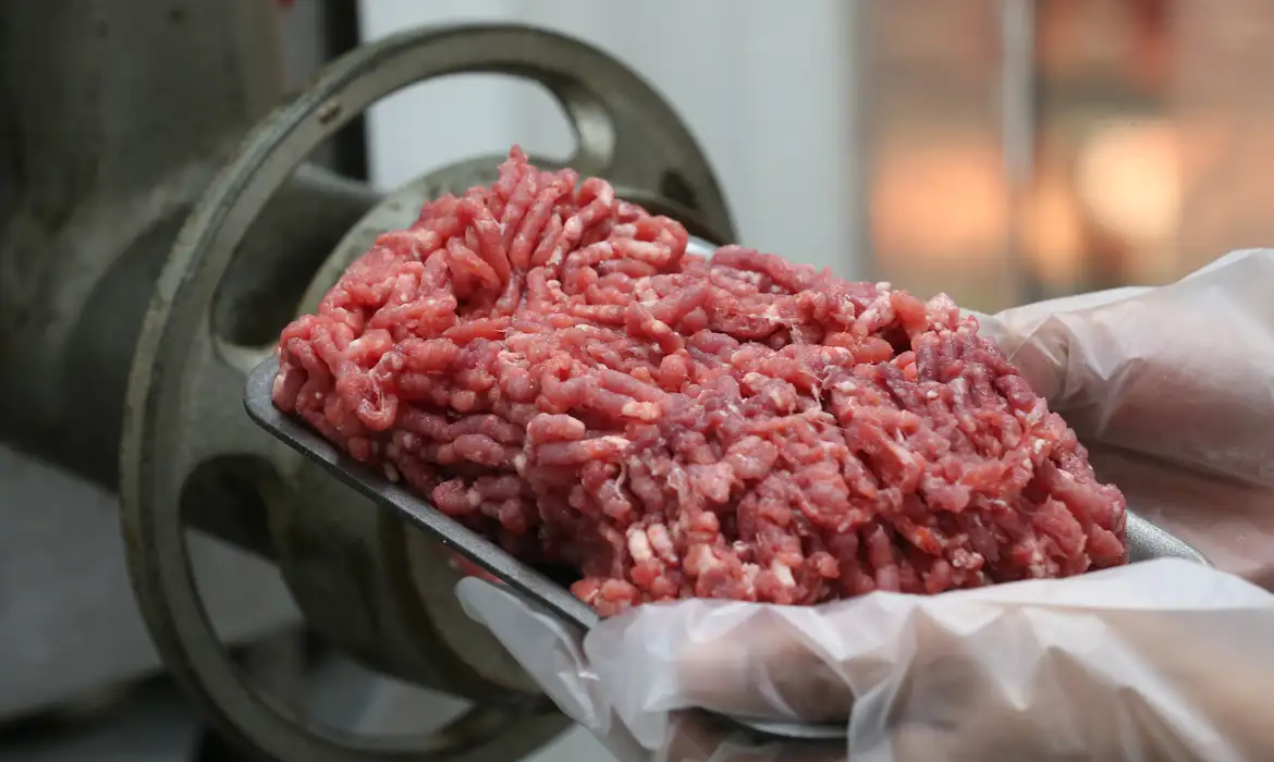 China anuncia tarifa de 55% para carne bovina brasileira