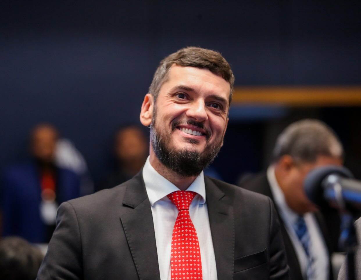 Comissão da Alerj propõe soltar Bacellar; deputados votam ainda hoje
