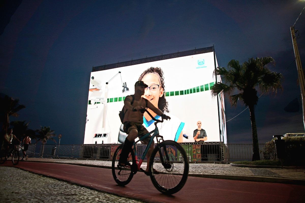 Cubos de LED exibem filmes e shows de graça na orla de Praia Grande