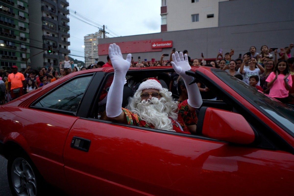 De conversível, Papai Noel abre a 1ª Parada de Natal de São Vicente