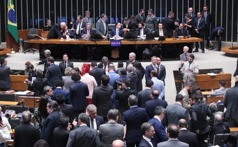 Deputados gastam R$ 279 milhões com aluguel de carros, barcos e aeronaves em 7 anos
