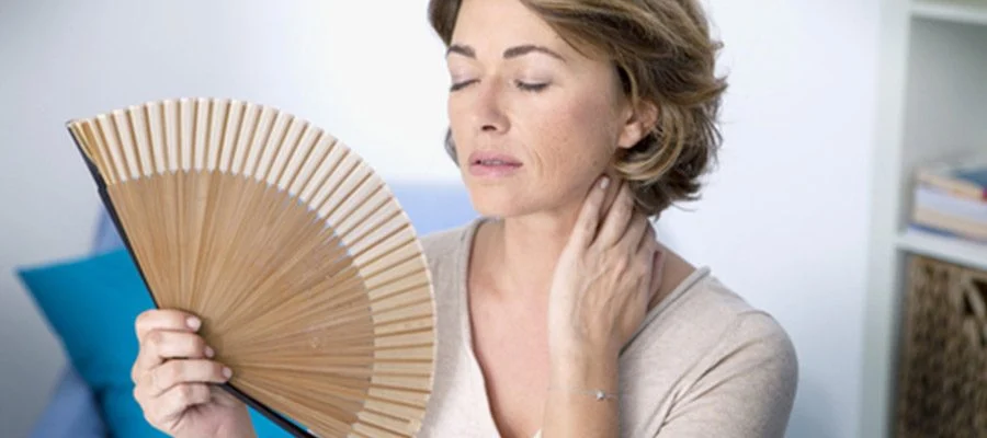 Fogachos e outros sintomas da menopausa ficam mais intensos no calor; saiba controlar
