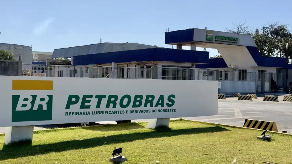 Greve dos petroleiros completa oito dias e negociação continua travada