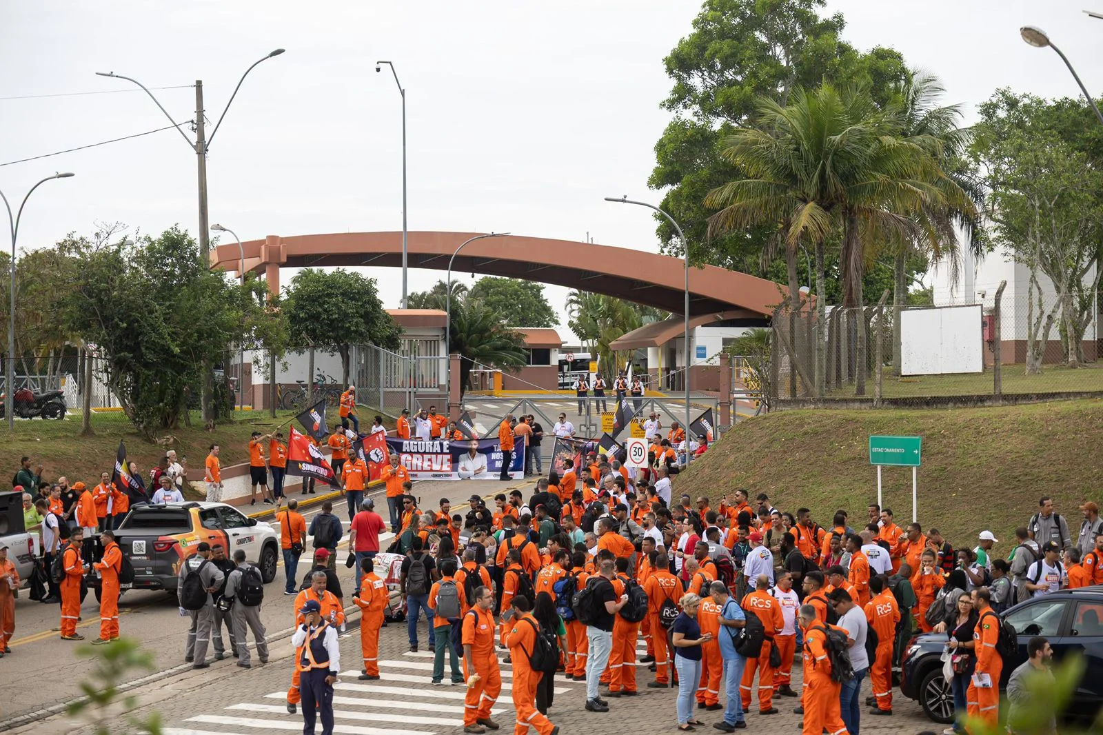 Greve dos petroleiros completa oito dias e negociação segue travada