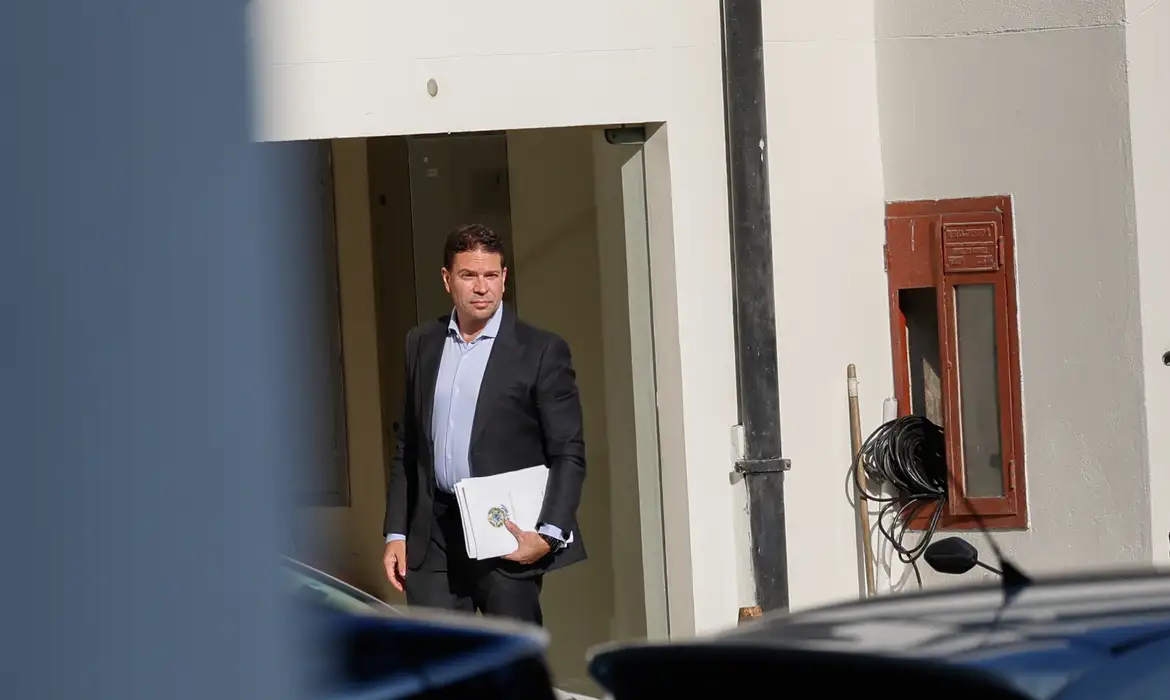 Moraes envia ao MJ formalização da extradição de Ramagem